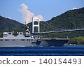 一艘日本海上自衛隊驅逐艦駛過來島海峽大橋。 140154493