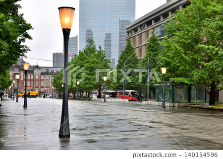 在一個雨夜,丸之內魚行通的街燈亮了起來。 在一個雨夜,丸之內魚行通的街燈亮了起來。 140154596
