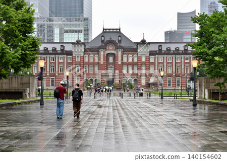 Two foreign men walking down Gyoko-dori Street on a rainy day. 140154602