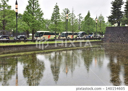 The ginkgo tree-lined street near Wadakura Gate is vividly reflected in the moat. 140154605