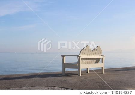 海邊的白色長椅，寧靜的早晨。 140154827