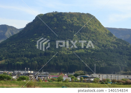 從山頂可以看到桐衩岳和桐衩觀景休息區(大分縣楠町) 從山頂可以看到桐衩岳和桐衩觀景休息區(大分縣楠町) 140154834