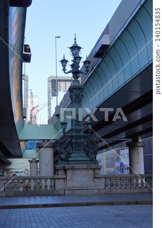 日本橋麒麟雕像位於日本橋和高架首都高速公路內環線之間。 日本橋麒麟雕像位於日本橋和高架首都高速公路內環線之間。 140154835