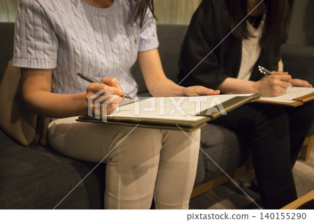 填寫醫療問卷的婦女 填寫醫療問卷的婦女 140155290