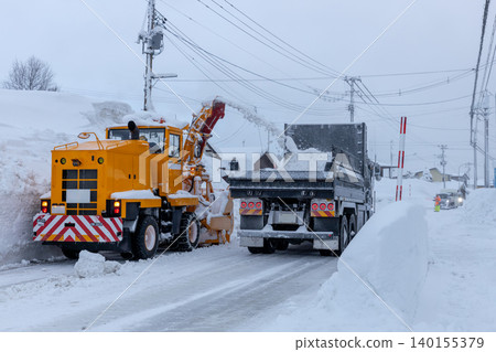 清除大雪地區道路上的積雪 清除大雪地區道路上的積雪 140155379