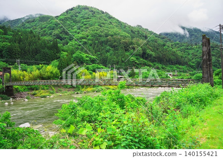 摩羅原橋，一座橫跨木曾川的懸索橋，周圍綠樹環繞。 140155421