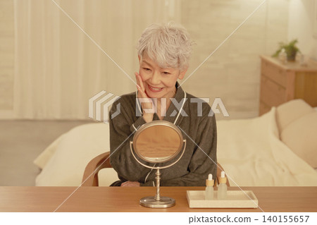 老年女性夜間臉部護理 140155657