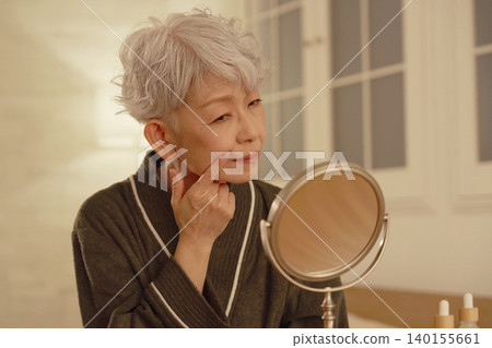 一位老年婦女在夜間出現皮膚問題。 140155661