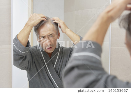 老年男性有掉髮問題 140155667