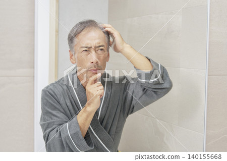 老年男性有掉髮問題 140155668