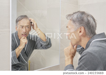 老年男性有掉髮問題 140155669