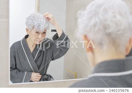 老年婦女有頭髮問題 140155676