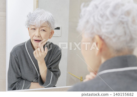 老年婦女的牙齒問題 140155682