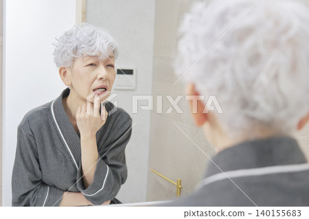 老年婦女患有齲齒 140155683