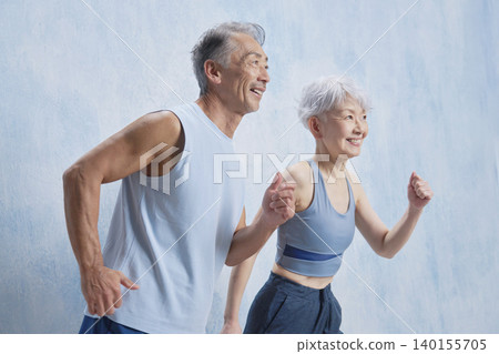 老年男女慢跑 140155705