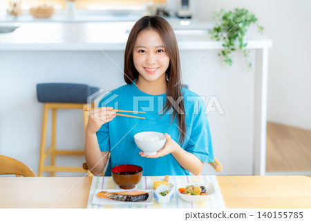 A young woman to dine A young woman to dine 140155785
