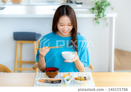 A young woman to dine A young woman to dine 140155786
