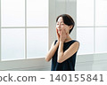 感覺皮膚水分的中年女人 140155841