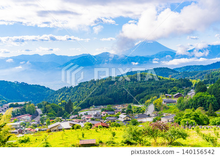 [Minami-Alps City, Yamanashi Prefecture] Mount Fuji seen over the Hirabayashi settlement 140156542