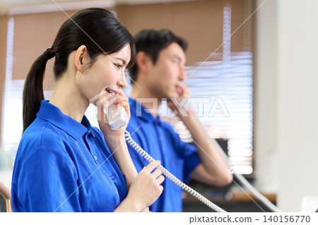 養老院接電話的亞裔護理員 140156770