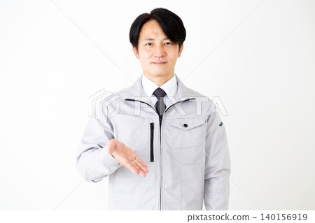 身穿灰色工作服的中年商務人士,背景為白色。 身穿灰色工作服的中年商務人士,背景為白色。 140156919