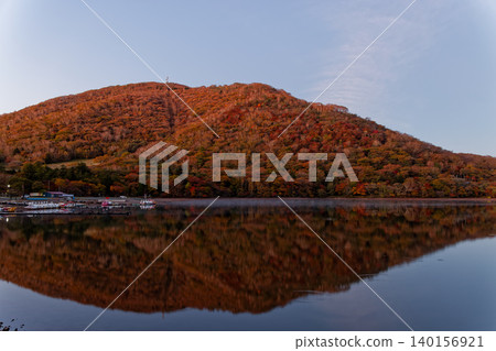 從大沼湖岸邊看到的黎明時的赤城山和地藏岳。 從大沼湖岸邊看到的黎明時的赤城山和地藏岳。 140156921