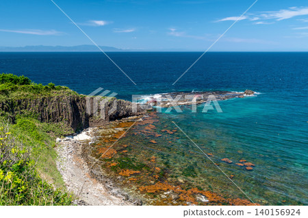 [Imabetsu Town, Aomori Prefecture] Shiosai Bridge and Nagisa Bridge connect the rocky area at the tip of Takanozaki. You can enjoy a panoramic view of Hokkaido to the north, Cape Tappi to the west, and the Shimokita Peninsula to the east. 140156924