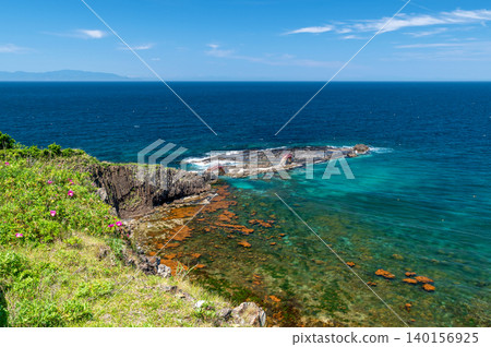 [Imabetsu Town, Aomori Prefecture] Shiosai Bridge and Nagisa Bridge connect the rocky area at the tip of Takanozaki. You can enjoy a panoramic view of Hokkaido to the north, Cape Tappi to the west, and the Shimokita Peninsula to the east. 140156925