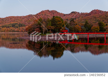 秋季賞楓時節,赤城神社和位於赤城山和黑姬山登山起點的尾沼湖。 秋季賞楓時節,赤城神社和位於赤城山和黑姬山登山起點的尾沼湖。 140156952