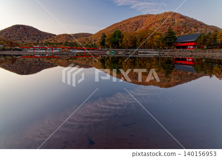 從大沼湖岸邊眺望,黎明時分的赤城山、地藏岳和赤城神社。 從大沼湖岸邊眺望,黎明時分的赤城山、地藏岳和赤城神社。 140156953