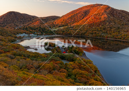 從赤城山和黑姬山上攀登,可以看到大沼湖和地藏岳的晨景。 從赤城山和黑姬山上攀登,可以看到大沼湖和地藏岳的晨景。 140156965