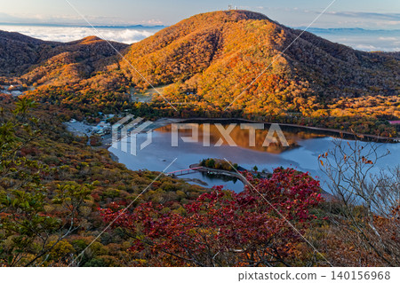 從赤城山和黑姬山上攀登，可以看到大沼湖和地藏岳的晨景。 140156968