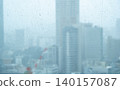 雨滴落在摩天大樓的窗戶上。 140157087