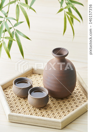 一套清酒器具,包括酒杯和酒壺,代表了日本清酒的形象。 一套清酒器具,包括酒杯和酒壺,代表了日本清酒的形象。 140157356