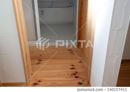 獨立式木屋的更衣室和浴室均鋪設實木地板。 獨立式木屋的更衣室和浴室均鋪設實木地板。 140157411