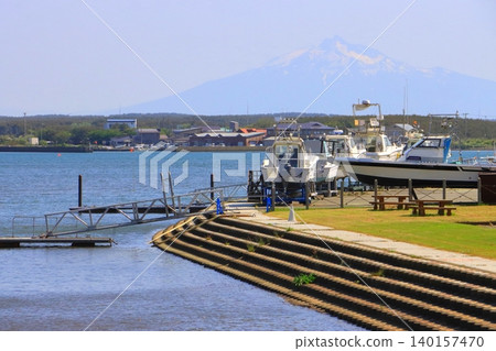 Lake Jusan, the harbor, and Mount Iwaki (Lake Jusan Marina, Goshogawara City, Aomori Prefecture) Lake Jusan, the harbor, and Mount Iwaki (Lake Jusan Marina, Goshogawara City, Aomori Prefecture) 140157470