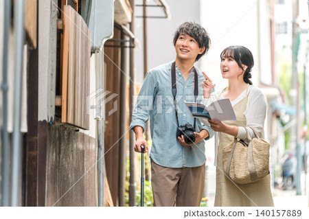 一對年輕夫婦在國內旅行期間在城市中漫步、觀光 140157889