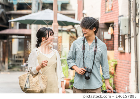 Young couples taking city walks and sightseeing tours on domestic trips 140157893