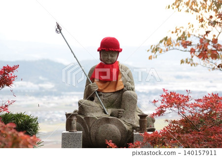 一尊表情平和的地藏菩薩像，周圍環繞著自然美景。 140157911