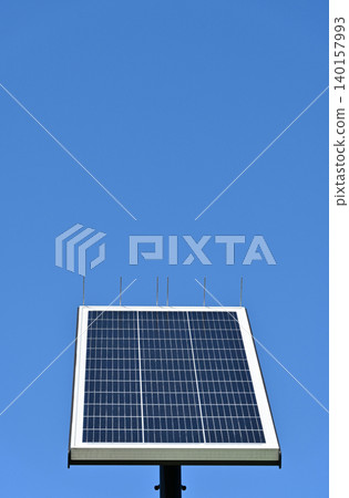 湛藍的天空和戶外安裝的太陽能板；太陽能發電和清潔能源的象徵；垂直構圖。 140157993