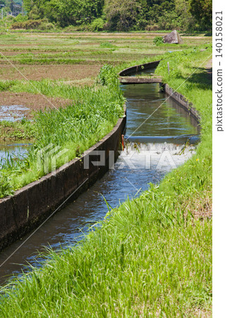 In Japan, irrigation canals are important "waterways" that transport water from rivers and reservoirs to farmland (such as rice paddies). In Japan, irrigation canals are important "waterways" that transport water from rivers and reservoirs to farmland (such as rice paddies). 140158021