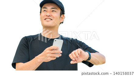 一位身穿運動服的中年男子使用智慧手錶管理自己的健康和保健 140158037