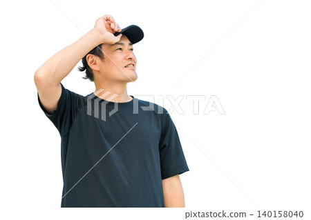 身穿運動服的亞洲男子在綠樹成蔭的公園裡 140158040