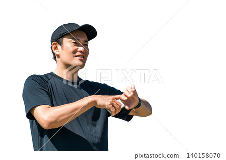 一位身穿運動服的中年男子使用智慧手錶、計步器和步數計數器來管理自己的健康和保健 一位身穿運動服的中年男子使用智慧手錶、計步器和步數計數器來管理自己的健康和保健 140158070