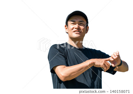 一位身穿運動服的中年男子使用智慧手錶、計步器和步數計數器來管理自己的健康和保健 一位身穿運動服的中年男子使用智慧手錶、計步器和步數計數器來管理自己的健康和保健 140158071