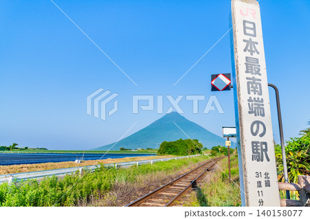 從指宿枕崎線西大山站眺望開門山 從指宿枕崎線西大山站眺望開門山 140158077