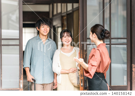 Nakaisan and proprietresses who serve tourists at long-established hot spring inns, luxury inns, and temple lodgings Nakaisan and proprietresses who serve tourists at long-established hot spring inns, luxury inns, and temple lodgings 140158142