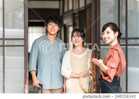 Nakaisan and proprietresses who serve tourists at long-established hot spring inns, luxury inns, and temple lodgings Nakaisan and proprietresses who serve tourists at long-established hot spring inns, luxury inns, and temple lodgings 140158143