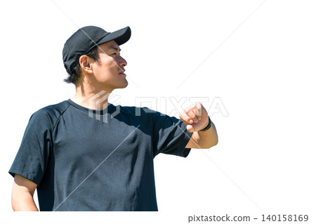 一位身穿運動服的中年男子使用智慧手錶、計步器和步數計數器來管理自己的健康和醫療保健。 一位身穿運動服的中年男子使用智慧手錶、計步器和步數計數器來管理自己的健康和醫療保健。 140158169