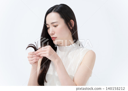 受頭髮受損困擾的女性 受頭髮受損困擾的女性 140158212